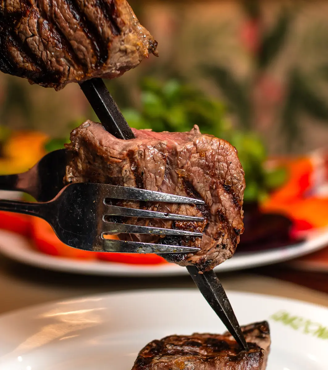 Corte de carne a la parrilla servido en mesa