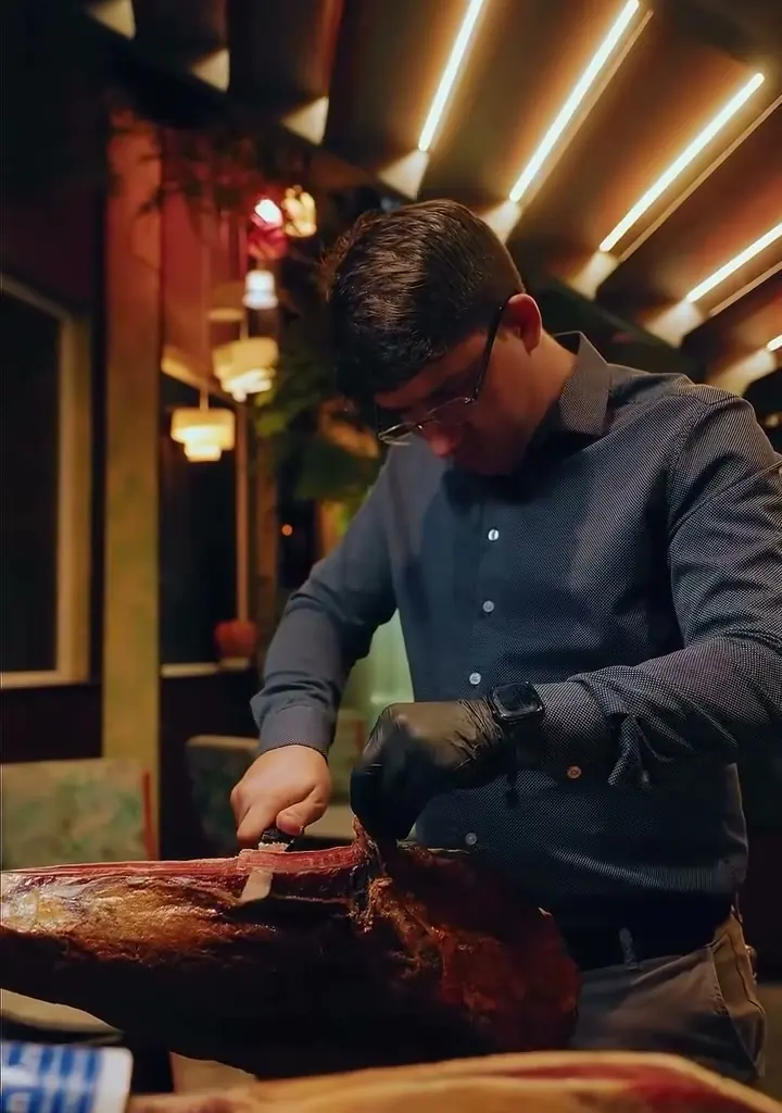 Jamón serrano cortado a mano en el salón de Amazonia Grill