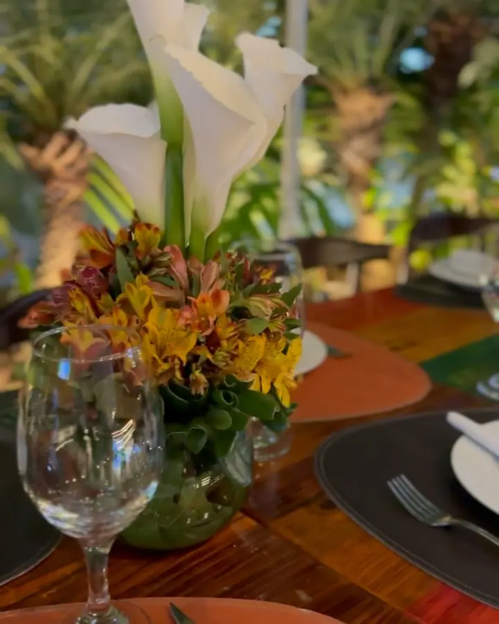 Mesa montada con flores y vegetación