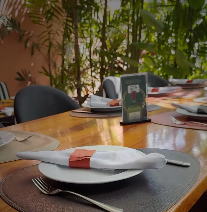 Puesto en mesa entre plantas