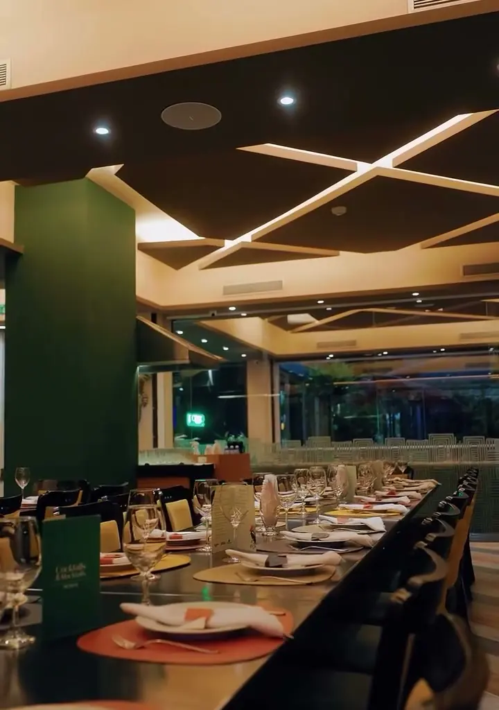 Salón privado con mesa larga montada para un evento